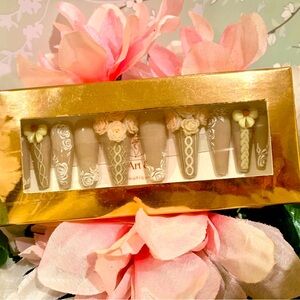 Nail Art & Co Boutiques: Nude Flowers Press on Nails